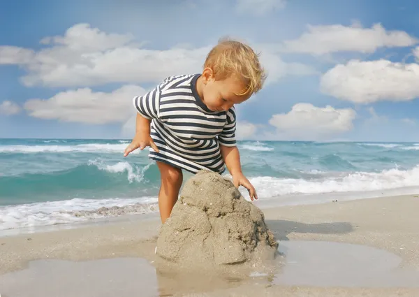 Chłopiec dziecko gra na plaży — Zdjęcie stockowe