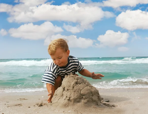 Jogando menino na praia — Fotografia de Stock