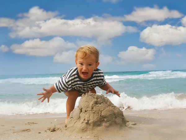 Baby boy playing with sand on beach — Stock Photo, Image