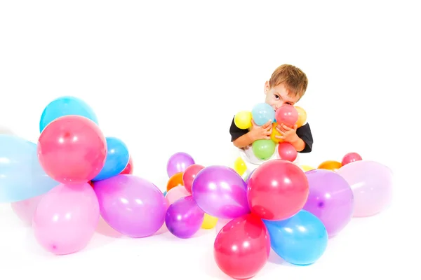 Schattig jongen spelen met kleurrijke ballonnen over wit — Stockfoto