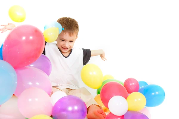 小男孩在白色的上面玩气球 — 图库照片