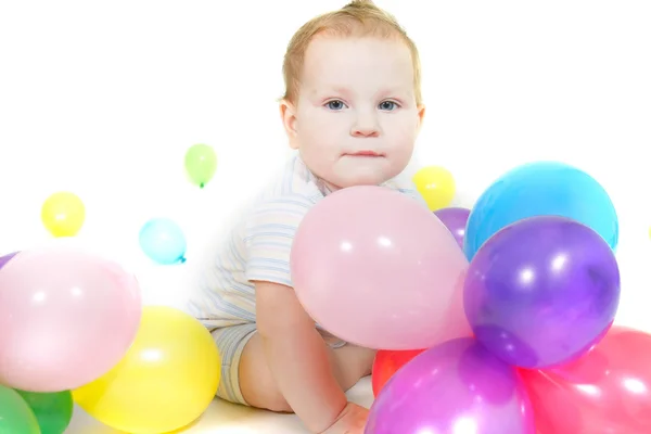 Beyaz üzerinde renkli balonları olan şirin bir bebek. — Stok fotoğraf