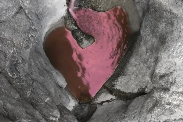 Jezero ve tvaru srdce ve skalách — Stock fotografie