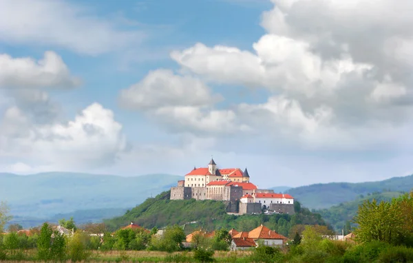 Altes Schloss auf Himmelshintergrund — Stockfoto