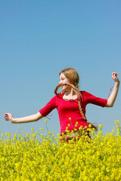 黄色の花で幸せな女の子 — ストック写真