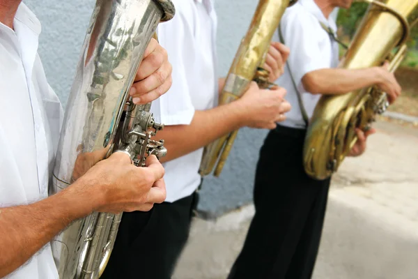 Verschillende musici met trompetten in een rij — Stockfoto