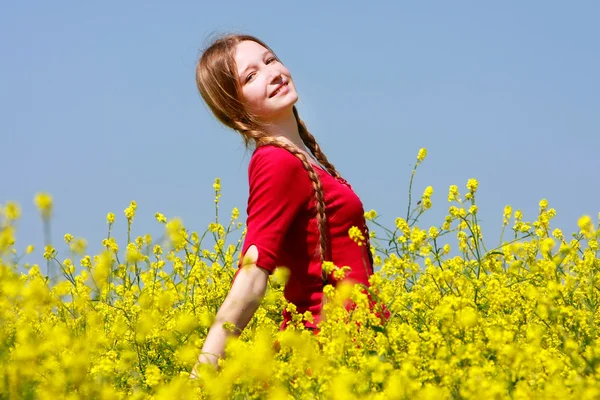 Счастливая девушка с длинными волосами в желтых цветах — стоковое фото