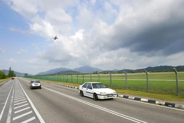 Straße in der Nähe vom Flughafen — Stockfoto