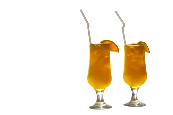 Dois copos de suco isolado sobre branco — Fotografia de Stock