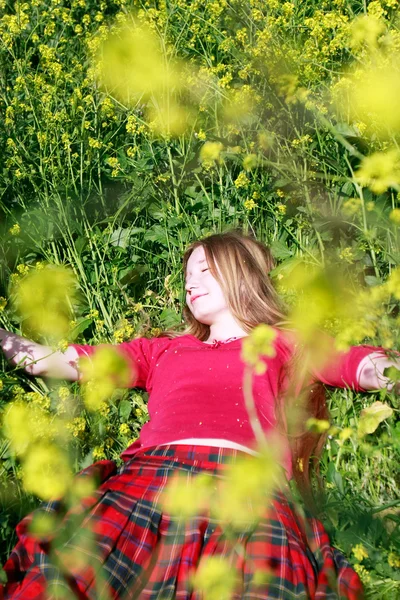 Chica bonita en hierba verde y flores amarillas — Foto de Stock