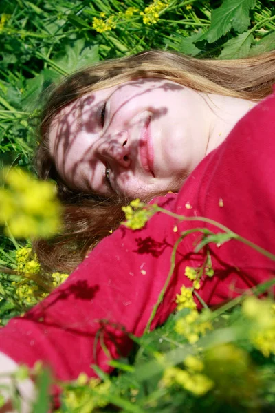 Счастливая девушка в зеленой траве — стоковое фото