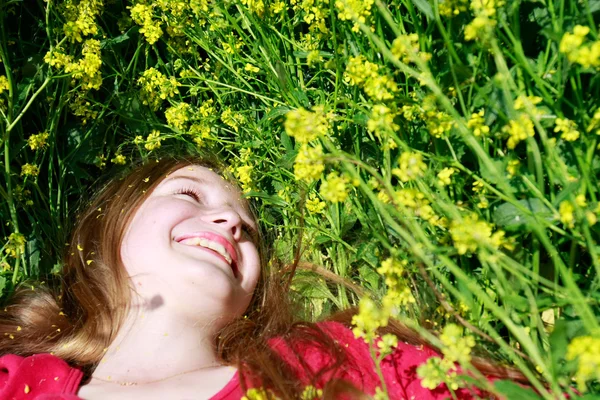 Menina feliz na grama verde — Fotografia de Stock