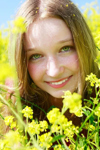 Retrato al aire libre de hermosa chica en flores amarillas — Foto de Stock