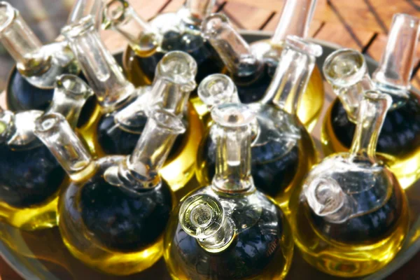 Piccole bottiglie con olio — Foto Stock