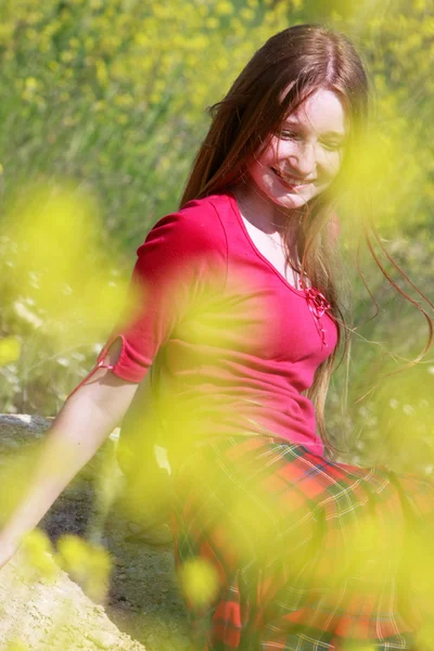 Счастливая девушка в желтых цветах — стоковое фото
