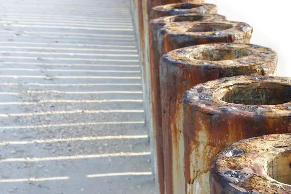 Tubos oxidados, parcialmente aislados sobre DOF blanco y poco profundo — Foto de Stock