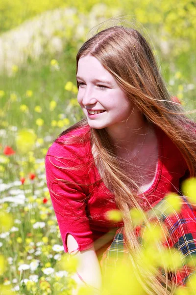 Chica feliz con el pelo largo en el prado de verano —  Fotos de Stock