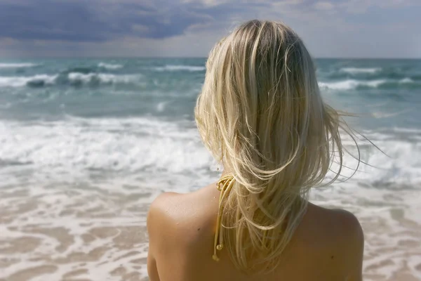 Ragazza guardando nel mare tempestoso — Foto Stock