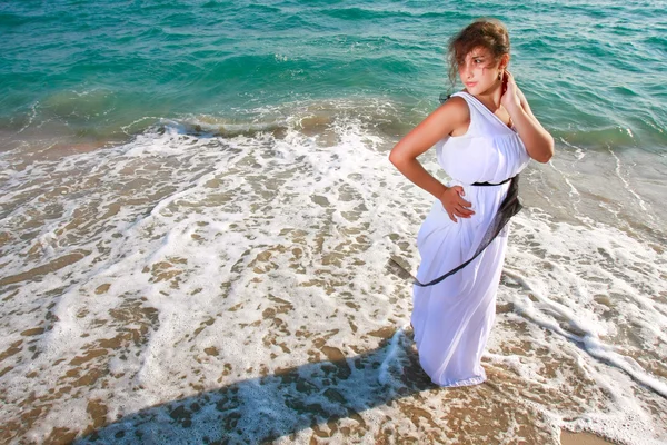 Красивая девушка, стоящая на морском фоне — стоковое фото