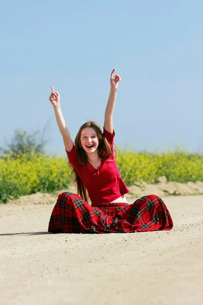 Menina feliz com as mãos para cima na estrada do país — Fotografia de Stock