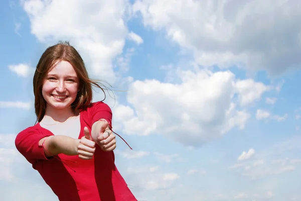 Menina feliz no fundo do céu brilhante — Fotografia de Stock