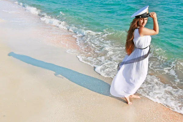 Attraktiva flicka på havet bakgrund — Stockfoto