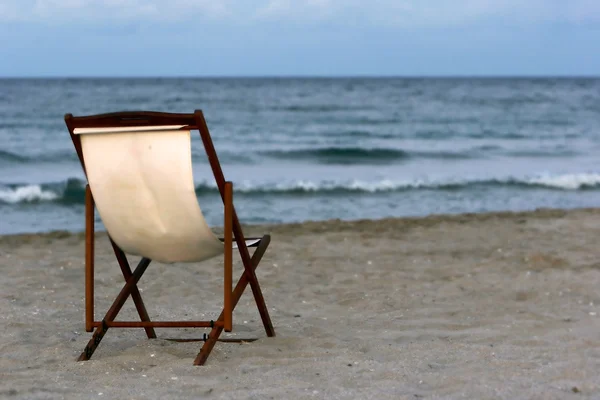 Leerer Stuhl am Abendstrand — Stockfoto