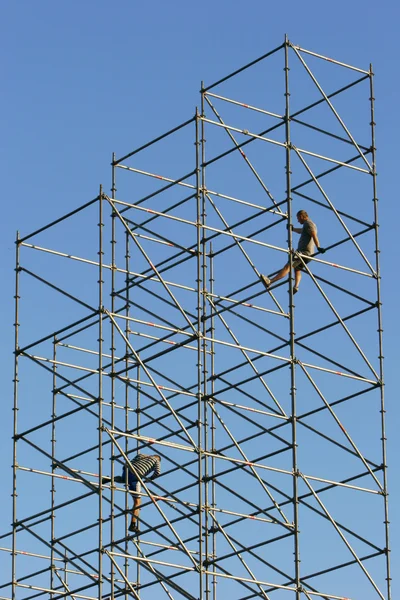 Twee werknemers op bouw frame — Stockfoto