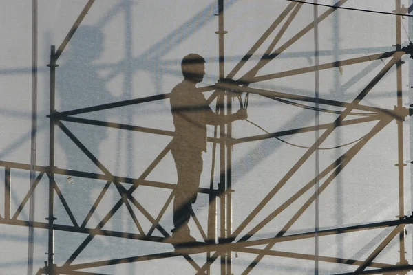 Silhouette du travailleur sur le chantier — Photo