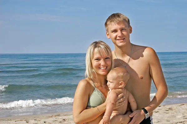 해변에서 젊은 행복 한 가족 — 스톡 사진