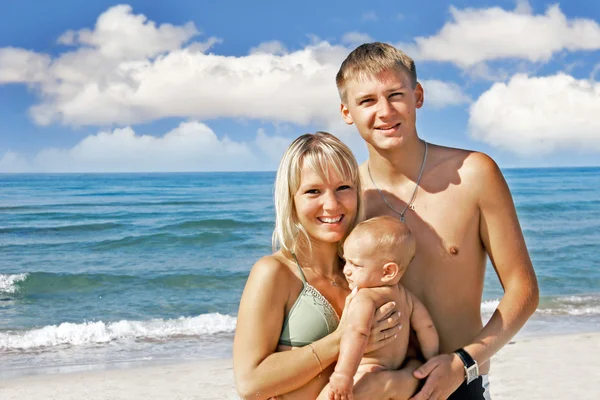 해변에 아기와 함께 젊은 가족 — 스톡 사진