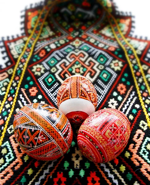 Handgemaakte Pasen eieren op achtergrond in traditionele syle — Stockfoto