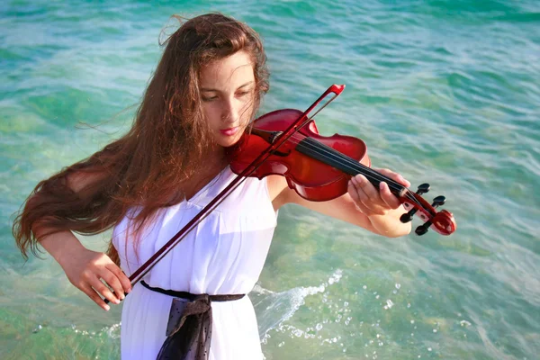 Beautifl dívka hrající housle na pozadí moře — Stock fotografie