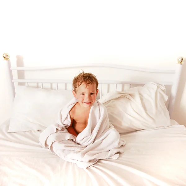 Aranyos totyogó fiú az ágyban fürdő után — Stock Fotó