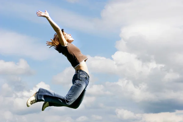 Jumping menina no céu fundo — Fotografia de Stock