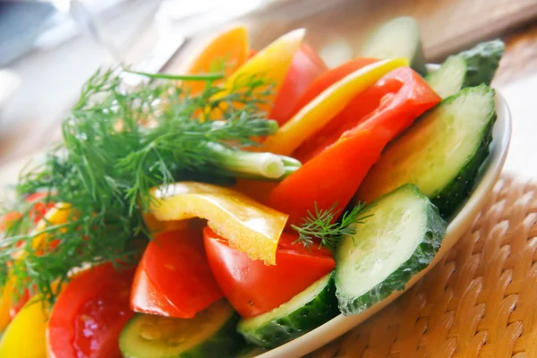 Primer plano de verduras frescas en el plato — Foto de Stock