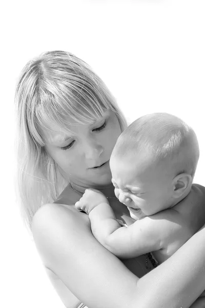 Mãe e chorando bebê sobre branco — Fotografia de Stock