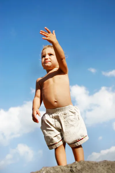 Babyjongen op hemelachtergrond — Stockfoto