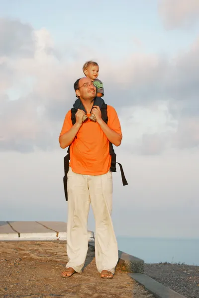 Baba ve oğul gökyüzü arka plan üzerinde — Stok fotoğraf