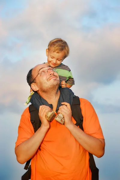 Far och son på himmel bakgrund — Stockfoto