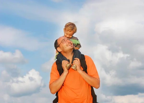 Far och son på himmel bakgrund — Stockfoto