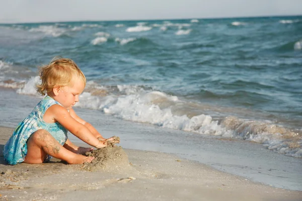 Leuk meisje spelen op strand — Stockfoto