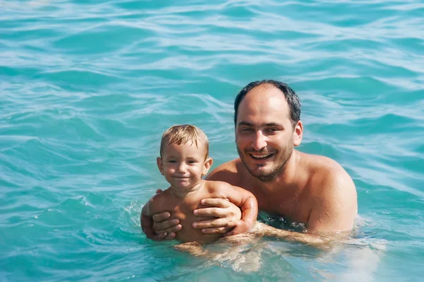 Pai e filho felizes na água — Fotografia de Stock