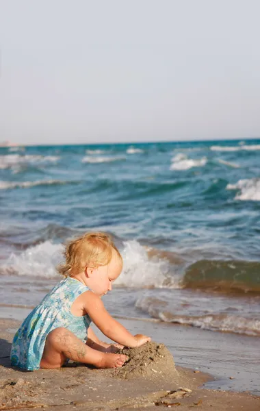 Ładny maluch dziewczyna gra na plaży — Zdjęcie stockowe