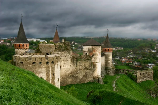 Vecchio castello su sfondo cielo nuvoloso — Foto Stock
