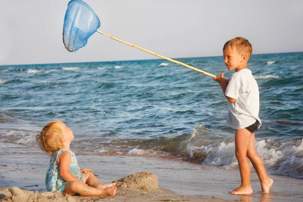 Two kids playing on beach — Stock Photo, Image