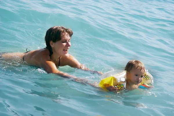 Mother and baby swimming — Stock Photo, Image