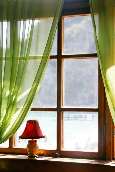 Holzfenster mit Meerblick in altem Hotel — Stockfoto