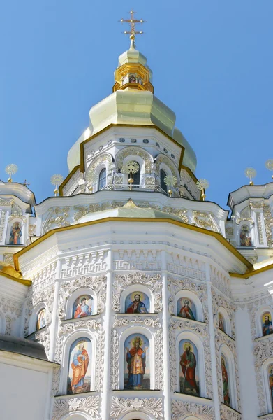 Православна церква на фоні блакитного неба — стокове фото