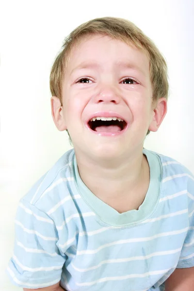 Κλάμα αγόρι πάνω από λευκό — Φωτογραφία Αρχείου